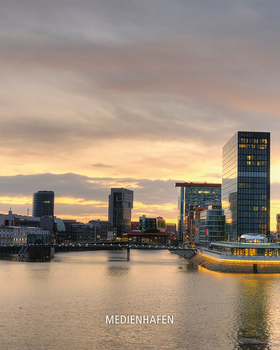 Zwischen Altbier und Avantgarde zeigt sich #Düsseldorf von seiner überraschend vielseitigen Seite. 🍻✨ In der Altstadt pulsiert das Leben, während der Medienhafen mit spektakulärer Architektur und feiner Kulinarik lockt. Zum #Blog ➡️blog.a-rosa.de/kreuzfahrt-blo…