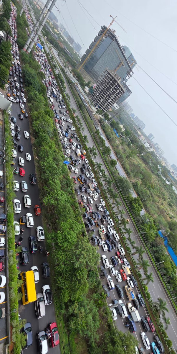 People are worried about this ? 

Wait till they open all the 45 floored towers they gave permissions to in Kokapet, Narsingi and Financial district. 

It will be a deadlock. 

Only solution is a metro connecting these high density areas with hitech city and beyond. 

#Hyderabad