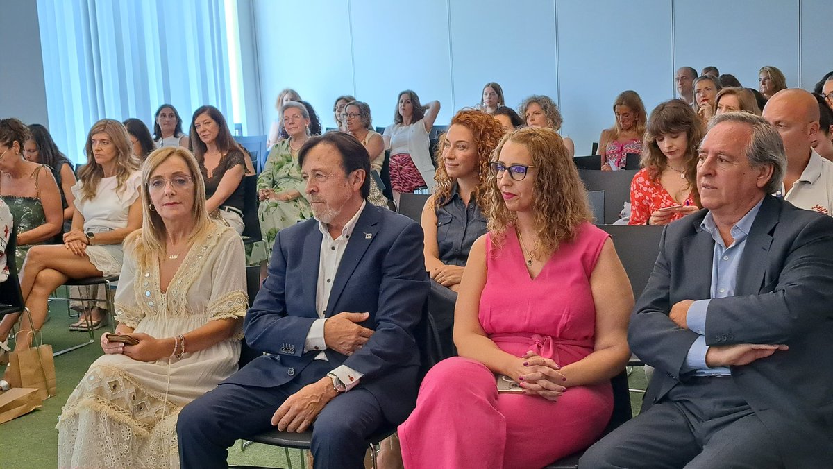 Hoy he podido clausurar el III Foro de Mujeres Empresarias organizado por <a href="/_CECAM/">CECAM</a>, un espacio donde se ha respirado talento, liderazgo y compromiso femenino. Desde el Gobierno de <a href="/garciapage/">Emiliano García-Page</a> seguimos apostando por políticas públicas que no dejen a al 51% de la población atrás.