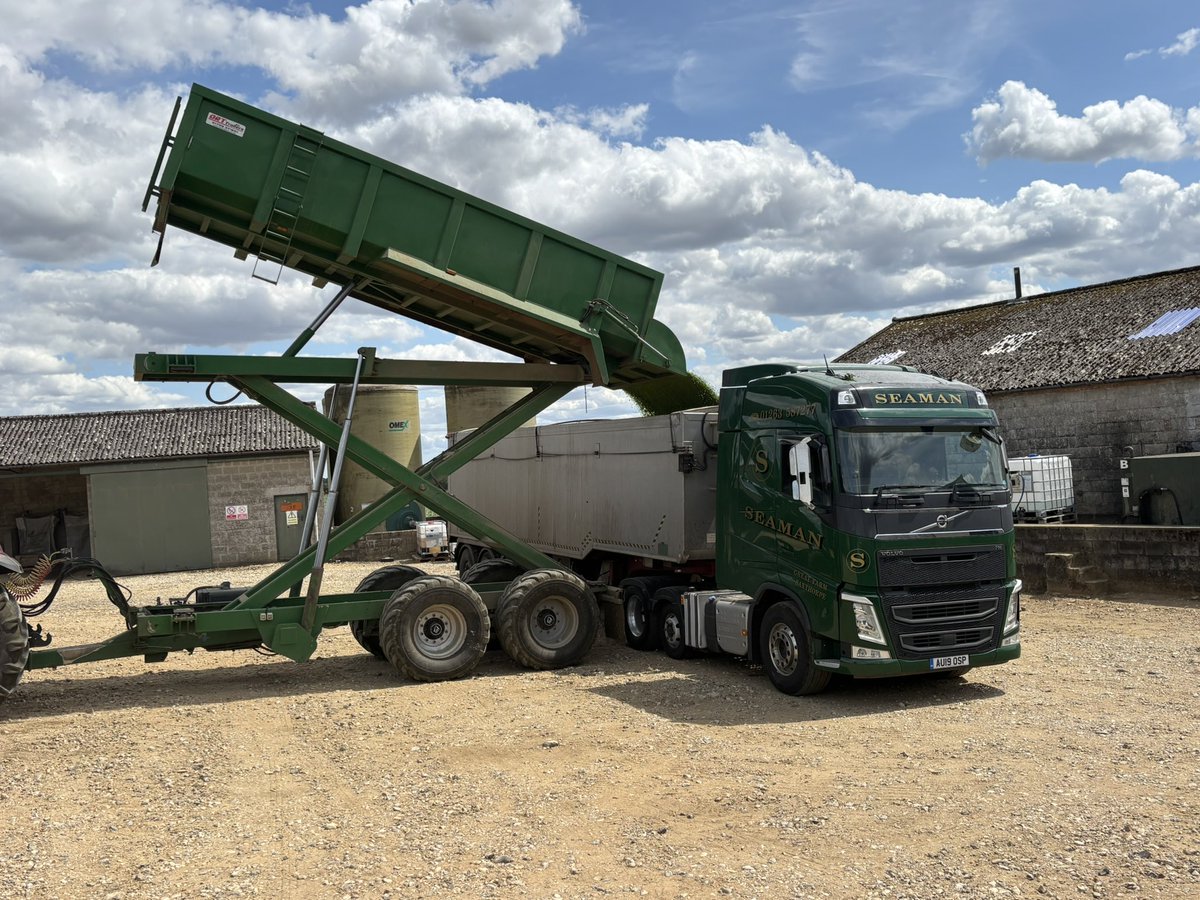 Loading up the 🫛🫛🫛 with <a href="/CJCLeeLtd/">CJCLee (Saxthorpe) Ltd</a> at the helm. 🚛 💨