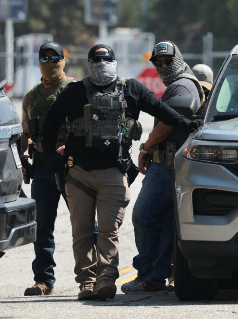ddbecker5454's tweet image. Can anyone explain to me why the budget bill being considered gives every ICE employee (not just ICE agents) a $40,000 bonus on top of their regular pay and benefits while all other federal law enforcement employees receive nothing? (This is in addition to tripling the number of…