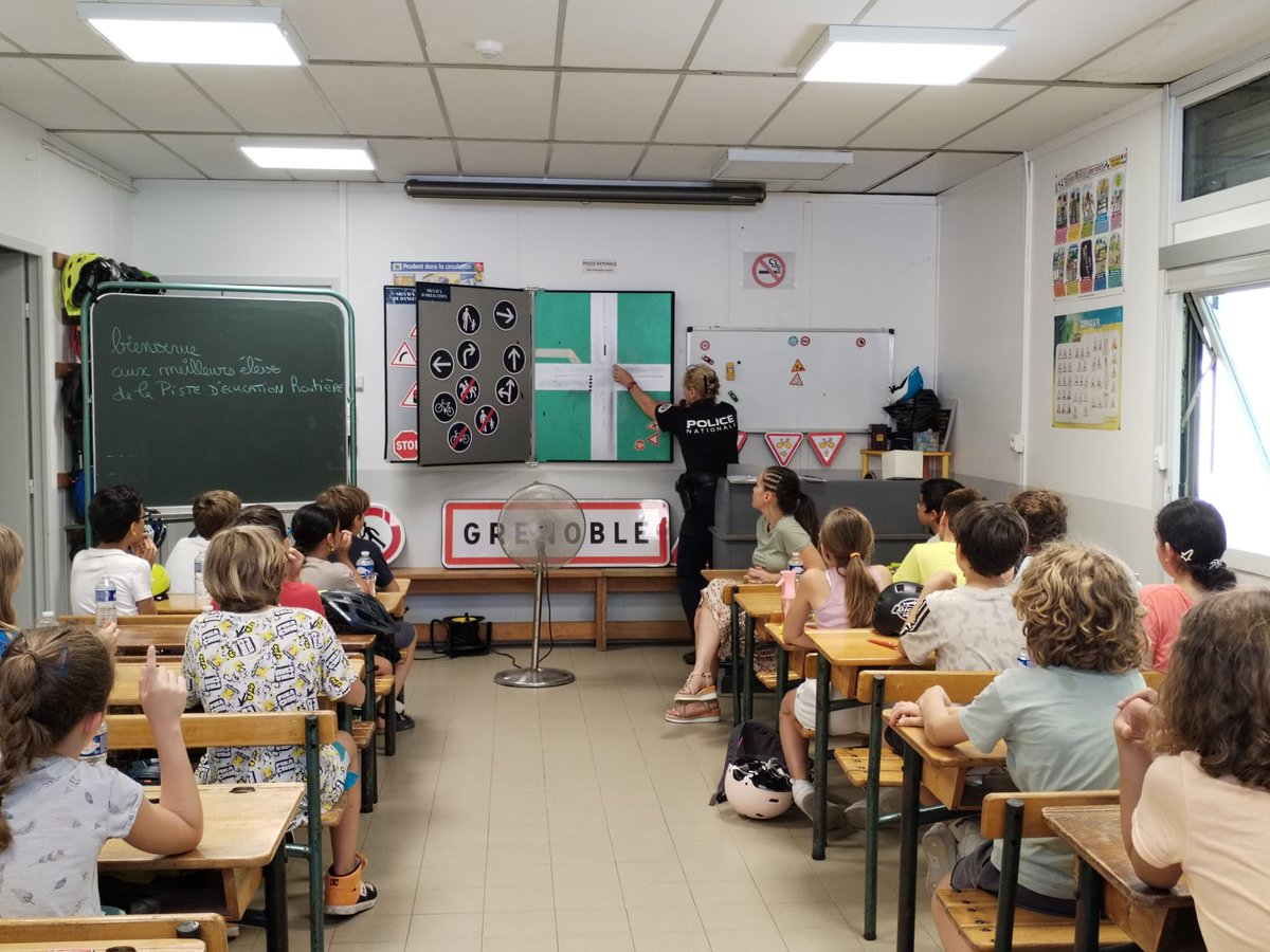 #SécuritéRoutière | 🚲Le service du Centre Loisirs Jeunes de la <a href="/PoliceNat38/">Police nationale 38</a> de #Grenoble organise chaque année un Challenge de la piste d'éducation routière avec les meilleurs élèves de CM1/CM2 de l'agglomération grenobloise qui passent l'APER (Attestation de première Éducation