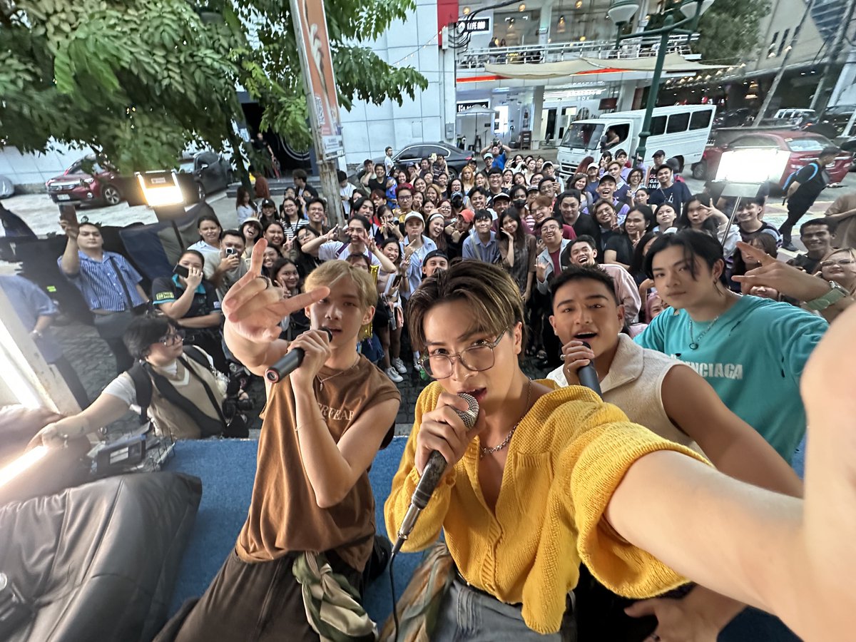 vxonofficial's tweet photo. DAPAT LANG KAYO LANG! 💖🔐

Grabe kayo, VIXIES! 💜 Maraming salamat sa walang sawang pakikisaya, pakikanta, at pakisayaw sa 3-stops busking natin today, ramdam na ramdam namin ang love n’yo! 🫶

Ingat sa pag-uwi and get ready… ‘Dapat Lang Ako Lang’ drops TONIGHT at 12MN! ⏰

Gusto naming makita ang REACTIONS n’yo i-tag n’yo kami💥

DAPAT LANG MAY BUSKING
#DLALBuskingSalubong
@vxonofficial #VXON
 #VXON_DapatLangAkoLang #VXONBuskingSalubong