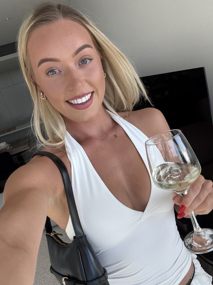 Repost and follow me to undress me 🩷🩷