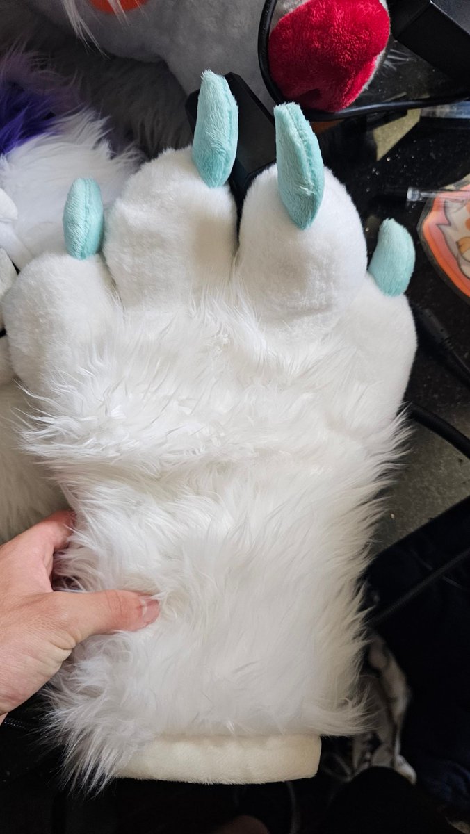 FadedFox's tweet image. I can't belive im making this post and I dont even know how but once I got to anthrocon im missing my 2nd handpaw if anyone finds it or has it please let me know qwq