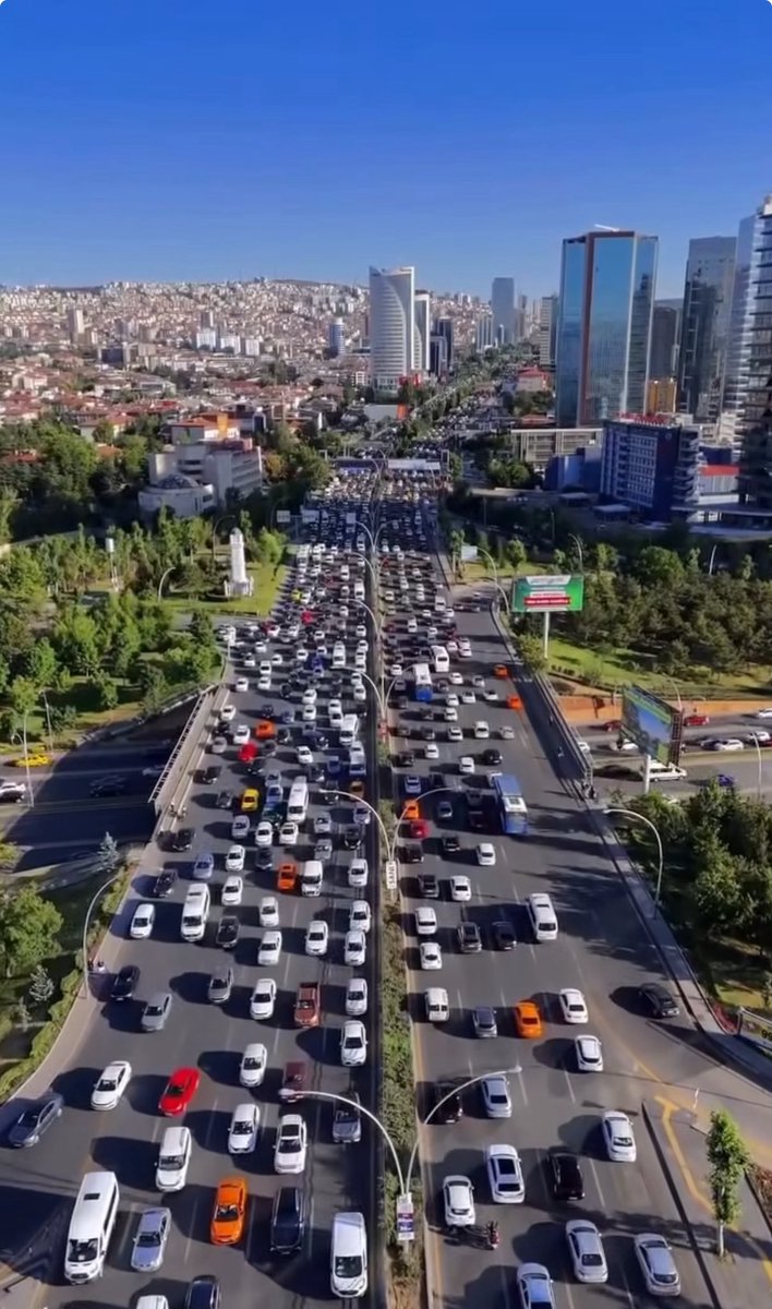 Hergün böyle bu trafik. Gece böyle gündüz böyle. Öğlen böyle akşam böyle. 7 yıldır yeni yol görmeyen Ankara’ya acaba ne zaman mesai ayırır Ankara Büyük Şehir Belediyesi ve Mansur Başkan?