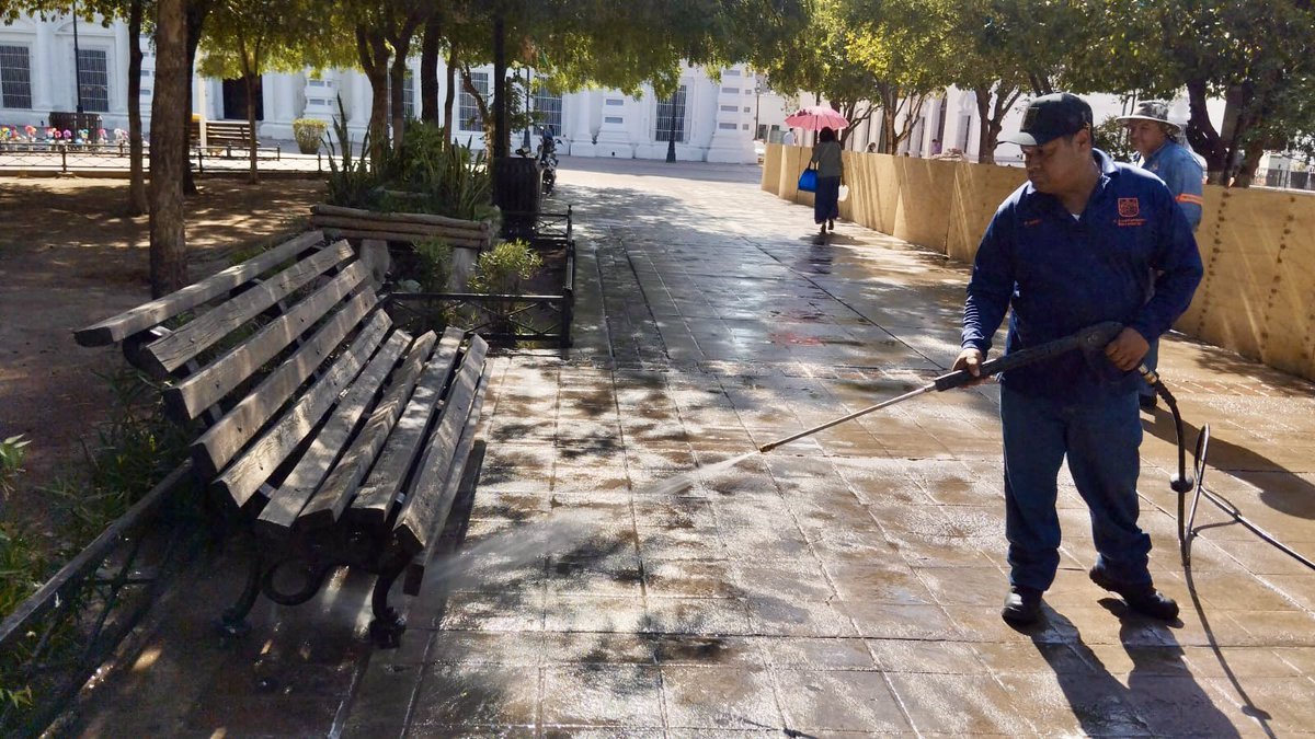Limpieza usando agua tratada 💧 en Catedral. 

Disfrutemos de espacios limpios depositando la basura en su lugar. 🗑️ 

#HermosilloCRECELimpio