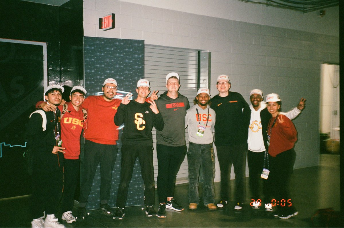 Radmen's tweet image. Wrapping up here at @uscfb this month has brought up so many amazing memories that will last a lifetime. Thank you @lincolnriley for the opportunity, and all the players, coaches & support staff here at USC! Excited for this new chapter, but am blessed to be a Trojan for life✌️