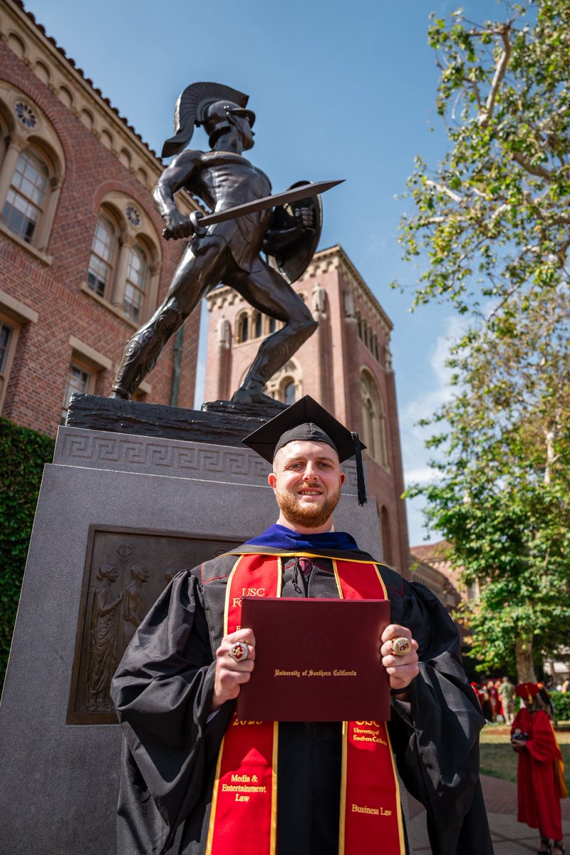 Radmen's tweet image. Wrapping up here at @uscfb this month has brought up so many amazing memories that will last a lifetime. Thank you @lincolnriley for the opportunity, and all the players, coaches & support staff here at USC! Excited for this new chapter, but am blessed to be a Trojan for life✌️