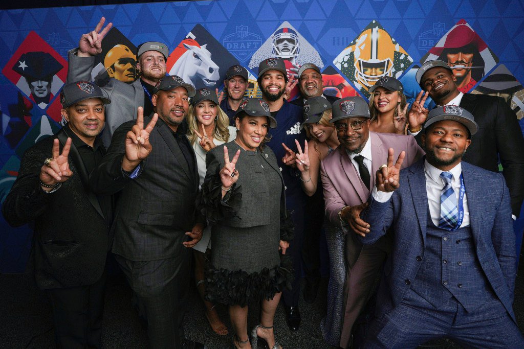 Radmen's tweet image. Wrapping up here at @uscfb this month has brought up so many amazing memories that will last a lifetime. Thank you @lincolnriley for the opportunity, and all the players, coaches & support staff here at USC! Excited for this new chapter, but am blessed to be a Trojan for life✌️