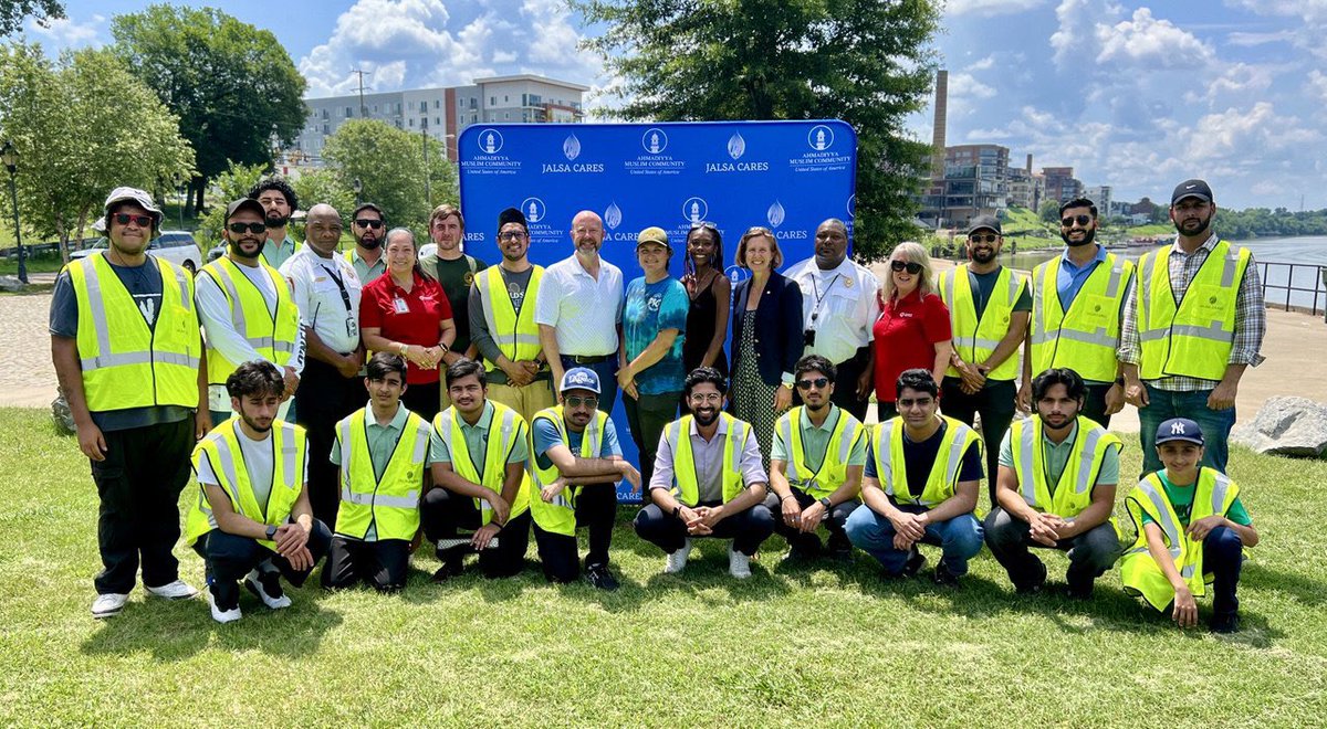 More #JalsaCares volunteers at Park Chevere in Richmond for trash clean-up in the park and along the river.