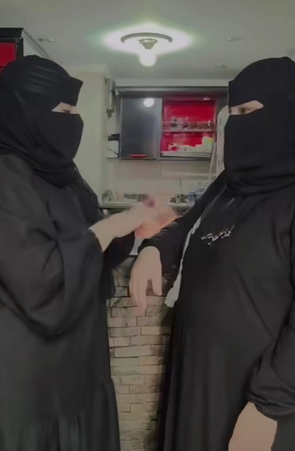 مساء الخير 🌹

يقولون العروسة إذا زارت اهلها بعد 
شهر العسل تسأل وين اتجاه القبلة ؟💔

تتوقعون وش السبب ؟؟🤔😂