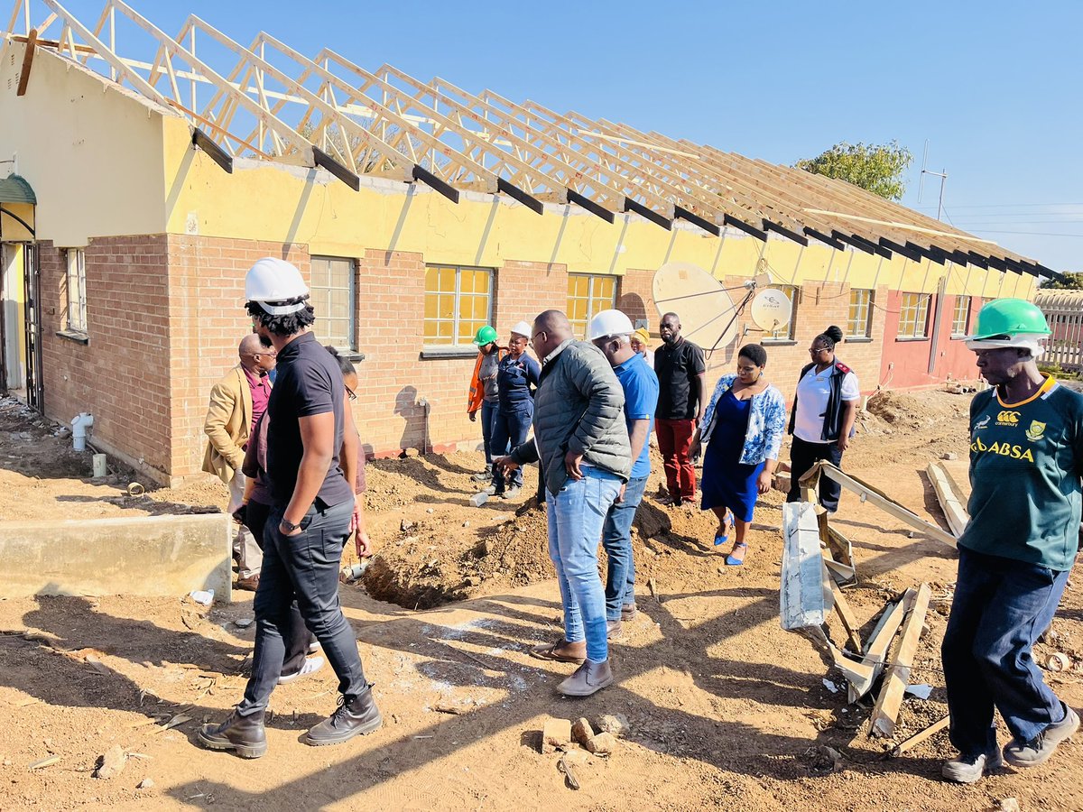 EFFward11's tweet image. ♦️FIGTREE CLINIC♦️
Ward Cllr Mafia Fane did a site inspection and attended the progress meeting at the Figtree Clinic, KaHoyi Village Ward 11 earlier today. There’s construction work that is currently underway at the clinic with aim of improving its facilities to meet the…