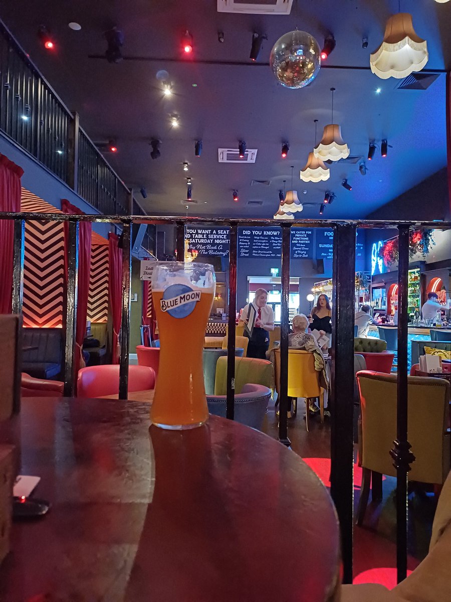 Dinner time in Silver Street in Derry, brilliant wee bar alongside, The River Inn, oldest bar in the city! 🍻😎