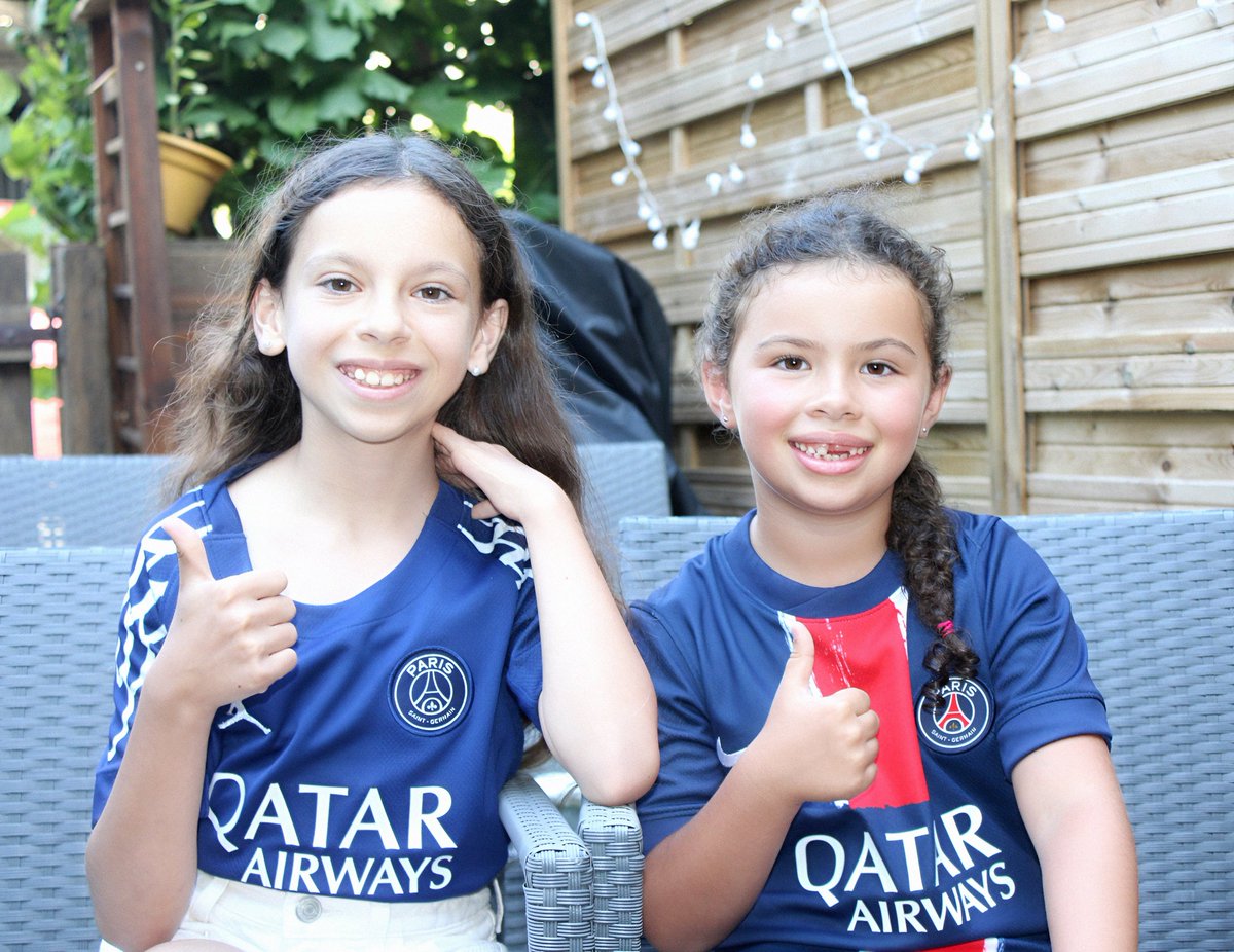 Camille et Charlotte sont prêtes pour une nouvelle distribution de Sourires
🙂❤️💙

Rendez-vous demain au Kremlin-Bicêtre, avec la Team PSG, pour offrir plein de cadeaux aux enfants hospitalisés ❤️‍🩹🎁

Merci au <a href="/CupSolidarite/">CUP_Solidarité</a>
Et à <a href="/ParisienDuVdm/">Parisien Du Vdm</a> pour l'organisation de cette 3ème