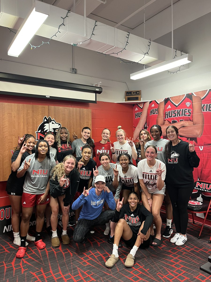 A legend returns to where it all began 🤩

Welcome back Hall of Famer Stephanie Raymond! Once a Huskie, always a Huskie 🐾

#MOC