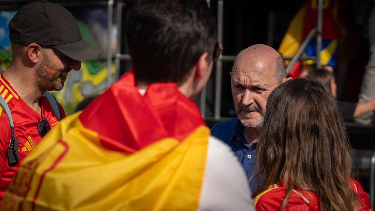 🙌  The <a href="/rfef/">RFEF</a> president joins the Spain fans ahead of the @sefutbolfem’s opening match.

Rafael Louzán, after attending yesterday’s #WEURO2025 opening match, enjoyed the FAN ZONE in Bern in the hours leading up to Spain vs Portugal.

#JugarLucharYGanar