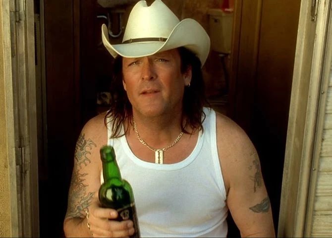 Помер Медсен, дуже харизматичний актор, карʼєра якогось в певний момент пішла не туди. 

Але в послужному списку участь у великому кіно.

Найбільше люблю цю сцену з Вбити Біла 2, де починає грати Dies Irae і він каже:

- Ця жінка заслужила свою помсту. А ми заслуговуємо померти.