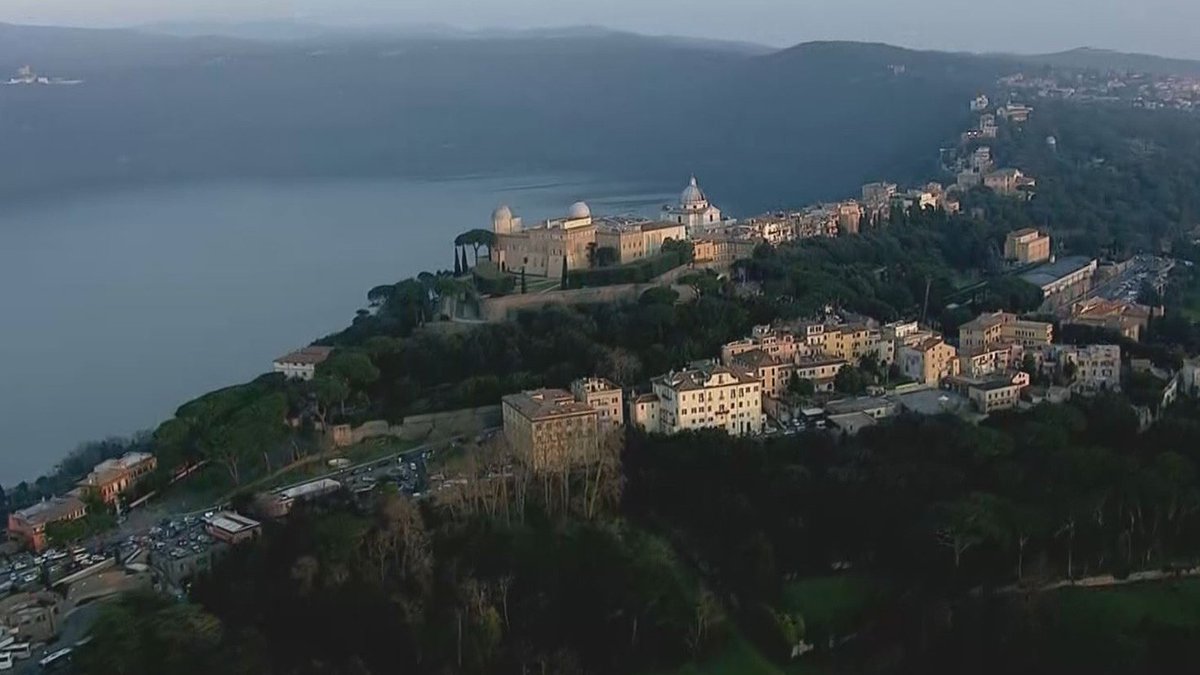 Papież #LeonXIV przybył po południu do Castel Gandolfo, by sprawdzić stan przygotowań obiektów na jego dwutygodniowy urlop, który rozpocznie się w niedzielę.
tinyurl.com/2s3632cd