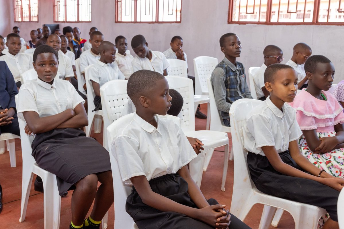 Bonne Action B.A Umugiraneza Foundation (@action_bonne) on Twitter photo Le Ministre de l'Éducation, Dr François Havyarimana, a félicité l'École Socle du Savoir ainsi que la <a href="/action_bonne/">Bonne Action B.A Umugiraneza Foundation</a> pour leurs contributions inestimables au secteur de l'éducation. Il a encouragé les élèves à étudier avec diligence afin de préparer un avenir prometteur. Le Ministre de l'Éducation, Dr François Havyarimana, a félicité l'École Socle du Savoir ainsi que la <a href="/action_bonne/">Bonne Action B.A Umugiraneza Foundation</a> pour leurs contributions inestimables au secteur de l'éducation. Il a encouragé les élèves à étudier avec diligence afin de préparer un avenir prometteur.