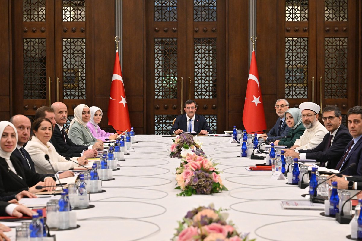 _cevdetyilmaz's tweet photo. Demografik yapımızı güçlendirmek ve bu yönde kurumlar arası iş birliğini daha etkin hale getirmek amacıyla geçtiğimiz yıl Aralık ayında Cumhurbaşkanımız Sayın @RTErdogan’ın imzasıyla kurulan Nüfus Politikaları Kurulumuzun ikinci toplantısını, kurul üyelerimiz ve kurum temsilcilerimizin katılımıyla Cumhurbaşkanlığı Külliyesi’nde gerçekleştirdik. 

Doğurganlık hızının tarihimizin en düşük seviyesine gerilediği, nüfusumuzun hızla yaşlandığı mevcut tablo; güçlü aile ve sağlıklı nüfus yapısının ülkemiz için stratejik bir zorunluluk olduğunu göstermektedir.

Bu çerçevede, doğum yardımlarında artış, Aile ve Gençlik Fonu’nun yaygınlaştırılması, kreş ve bakım hizmetlerinin geliştirilmesi gibi somut adımlar atıyoruz. 

Mevzuat, çalışma hayatı, sağlık, eğitim, ekonomik teşvikler ile iletişim ve farkındalık oluşturma alanlarında altı ayrı çalışma grubu kurarak Ulusal Demografi Stratejisi hazırlıklarını başlattık.

Sağlıklı nesillerin yetişmesi, aile kurumunun güçlendirilmesi ve nüfus yapımızın dengeli şekilde korunması için kamu kurumlarımızla birlikte tüm paydaşlarımızın desteğine ihtiyaç duyuyoruz.

Nüfus Politikaları Kurulumuzda aldığımız kararların ülkemiz ve milletimiz için hayırlı olmasını diliyor, kurul üyelerimize ve katkı sağlayan tüm kurumlarımıza teşekkür ediyorum.