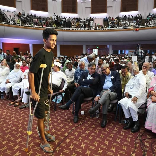 sohel_rpi's tweet image. যুদ্ধের ধ্বংসে গরিবের ঘরে পড়ে থাকে নিথর দেহ,
আর নেতারা শান্তির নামে হাত মেলায় হাসিমুখে!
#sohel_rpi