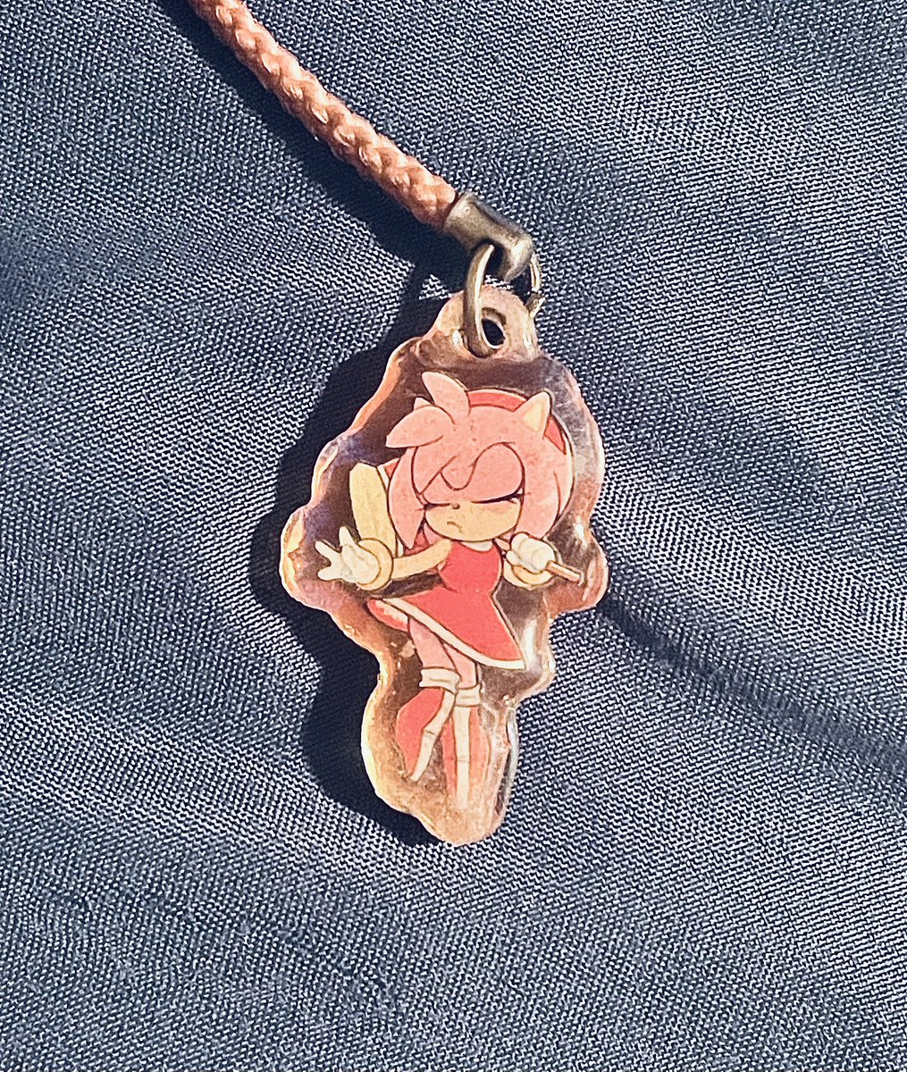 ShibiPaffu's tweet image. does anyone know the artist that might have made this?
I bought this phone charm at Sonic Expo 2024, and loved it since i bought it, but it broke today :(
if i can find the shop that made these i'd love to buy another!