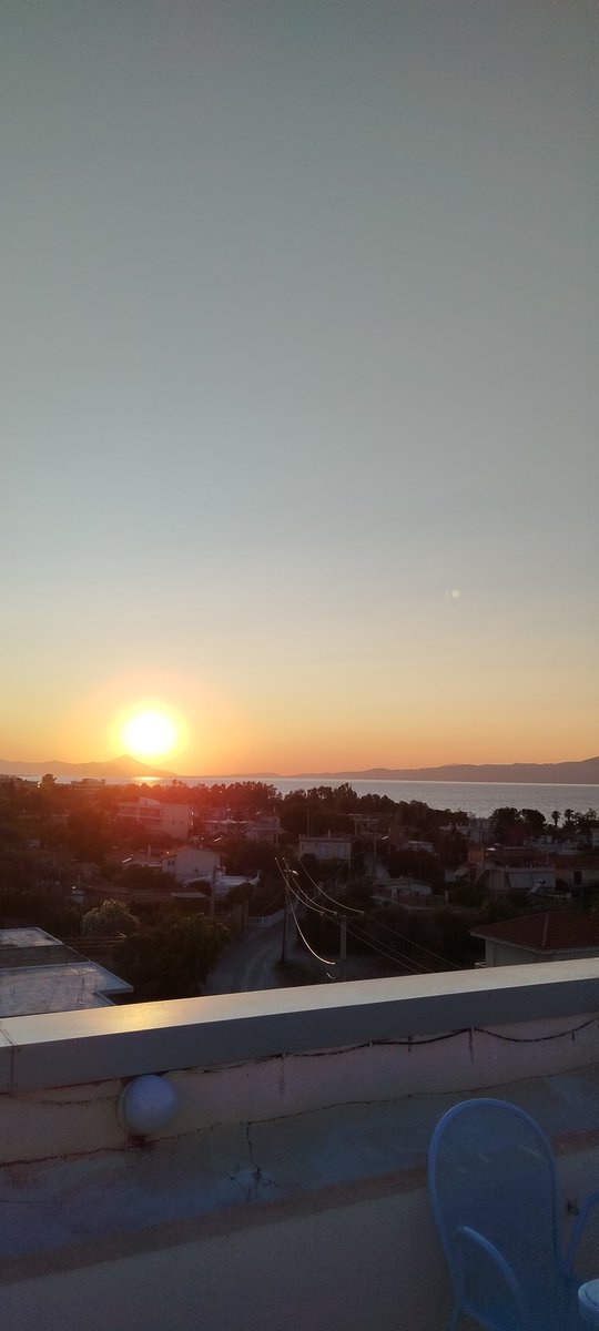 Κάθε ένας από εμάς έχει δύο ζωές:
Η μία είναι αυτή που ζει, η άλλη αυτή που ονειρεύεται...