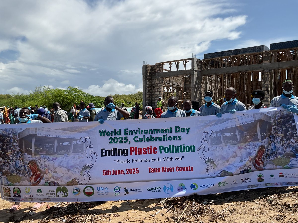 WetlandsIntEA's tweet image. 8M tonnes of plastic enter oceans yearly—much via wetlands, harming biodiversity.
On #WED2025, we stood with communities in Turkana & Tana River to #EndPlasticPollution through cleanups, tree planting & dialogue.
Plastic is persistent. But united action is powerful.
#PlasticFree