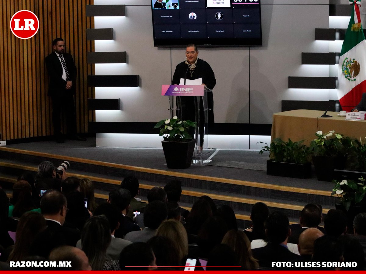 #Fotos | El INE realizó la primera de tres entregas a cargos de magistrados integrantes de tribunales colegiados de circuito y de personas juezas integrantes de los Juzgados de distrito, que ganaron en la elección judicial.

📹: <a href="/ulisess_s18/">Ulises Soriano</a> / <a href="/LaRazon_mx/">La Razón de México</a>