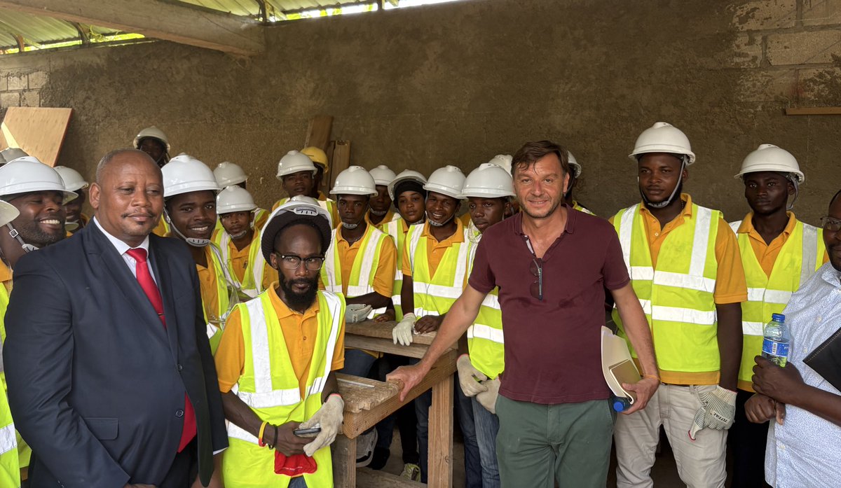 #SudEst | Visite d’un projet de construction de maisons dans les normes de la Vallée de Jacmel.
Mis en œuvre par OJUCAH et ATECO, sur un financement de l’AFD et de l’ONG Habitat-Cité, ce projet forme des jeunes à la construction avec des techniques et des matériaux locaux.