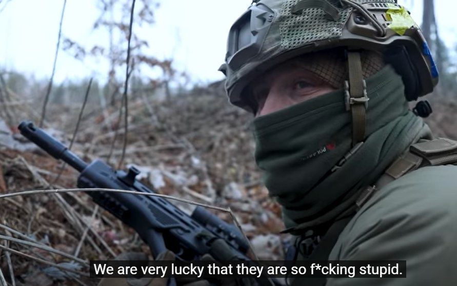 &gt;Panzer zeigt mit seiner größten Schwachstelle (Motor) auf ihn
&gt;trifft die bestgepanzertste Stelle