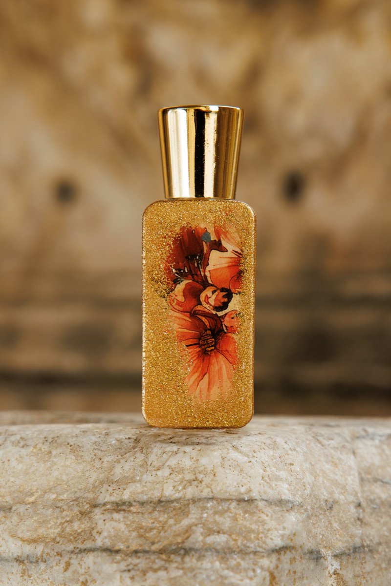 ✨ Zarafetin Buluştuğu An...
Her detayında ışıltı, her damlasında bir sanat eseri...
🌺 Özgün çiçek desenleriyle süslenmiş özel tasarım şişelerimiz, sadece bir koku değil; bir koleksiyon parçası.

💛 Işıltılı dokusu ve eşsiz kokusuyla, günün yıldızı sen ol!