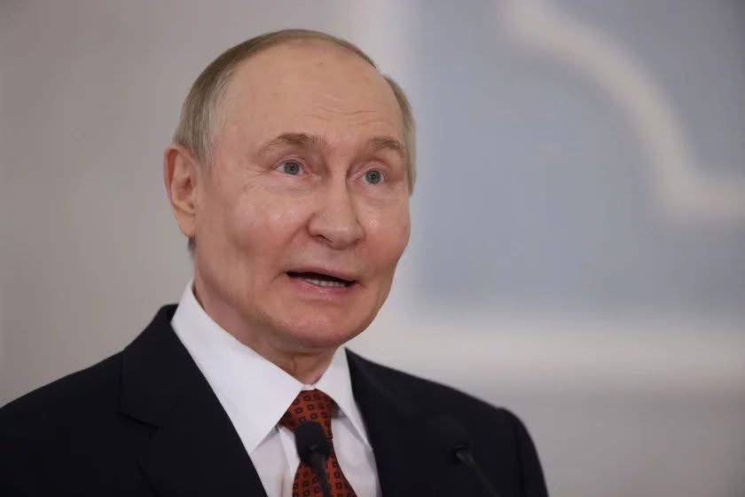 1/n
SEMPRE PIÙ SIMILE ALLA #MORTE
#Putin che vieta la pubblicazione di molte cose che lo riguardano, ha decretato che questa sua immagine non deve circolare.
E già! Non l'hanno stuccato, inceronato, imbellettato, filtrato, over esposto, quindi si notano la