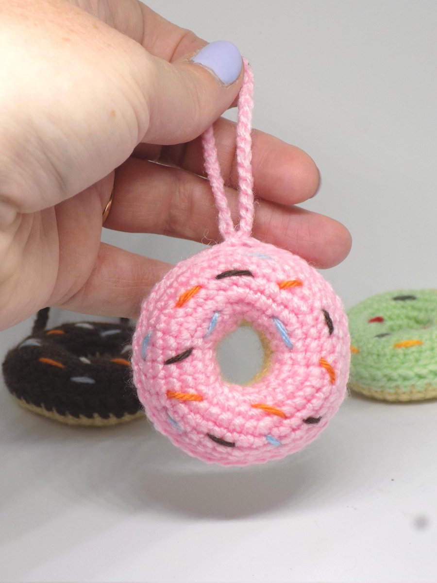 Lous_Loft's tweet photo. Doughnut bag charms are now in my stores
https://t.co/spiqUmyWOL
Or
https://t.co/6dFaA30GEh 
Available in three colours with different colour sprinkles on every Doughnut making each one unique 

#doughnut #Donut #crochet #bagcharm #keyring #lousloft #SmallBusiness #amigurumi https://t.co/NkrPzJmooa