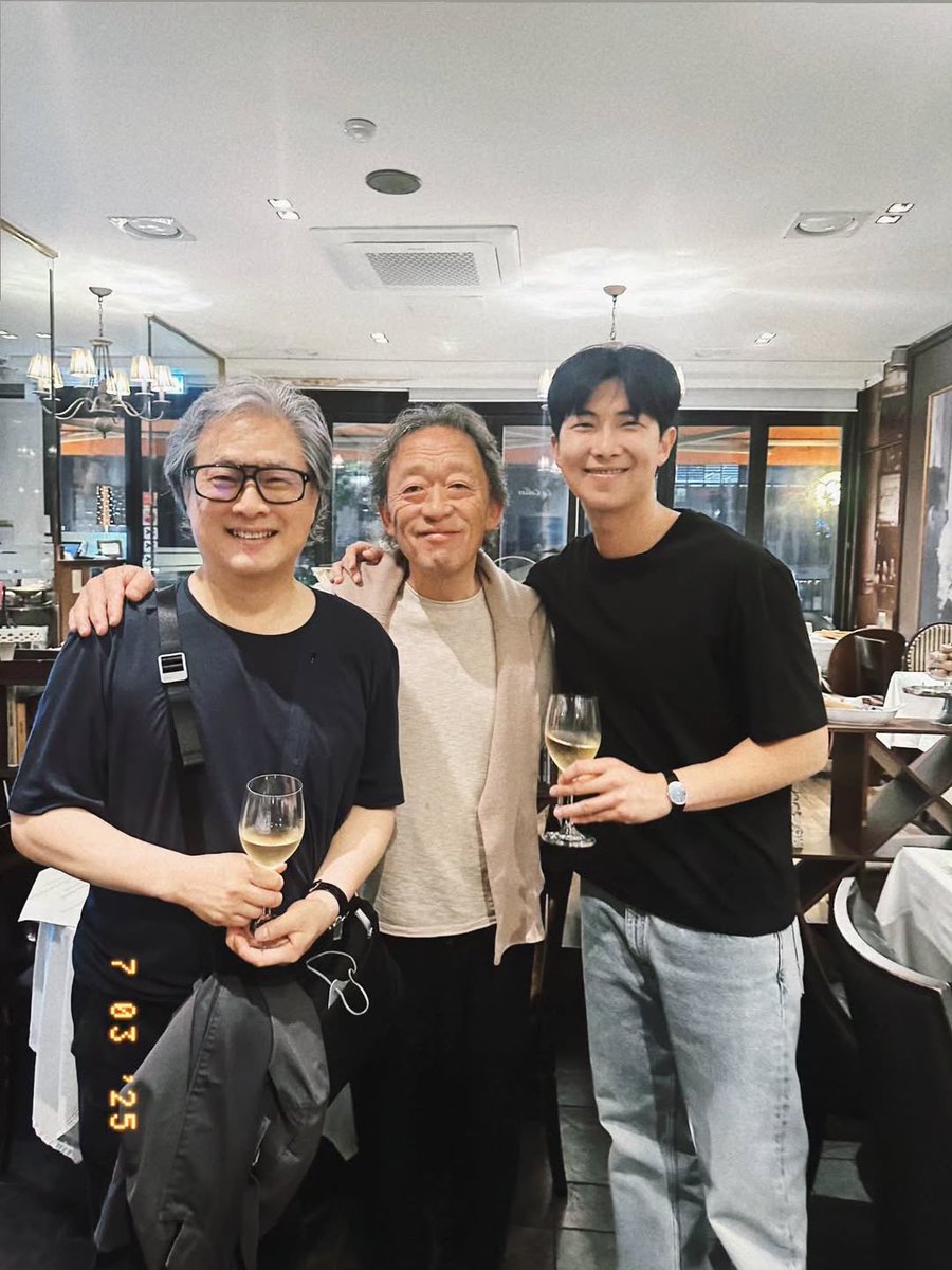 이 장면은 또 다른 의미로 뭉클하네...
약 13년 전 쯤 선생님 파리에서 지휘하시다 휘청하시는거 보고 가슴 졸였던게 아직 선한데 건강히 활동하시는거 보니 맴이 참 좋아 ㅠㅠㅠㅠㅠㅠㅠㅠㅠㅠㅠㅠ 부디 건강하소서 나의 마에스트로