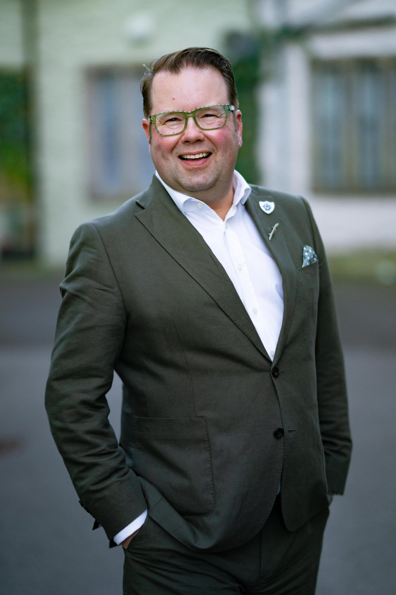 There's 1️⃣ more day to register for our auction in aid of <a href="/BBCCiN/">BBC Children in Need</a>. Bid for VIP tickets to see <a href="/BristolCity/">Bristol City FC</a> play at home with <a href="/TimWeeks720/">Tim Weeks</a> or watch <a href="/ArsenalWFC/">Arsenal Women</a> at home with Tim and Thomas Forrester <a href="/SpecialAuction1/">Special Auction Services</a> next season &amp; get a signed shirt &amp; ball! See our website for more.