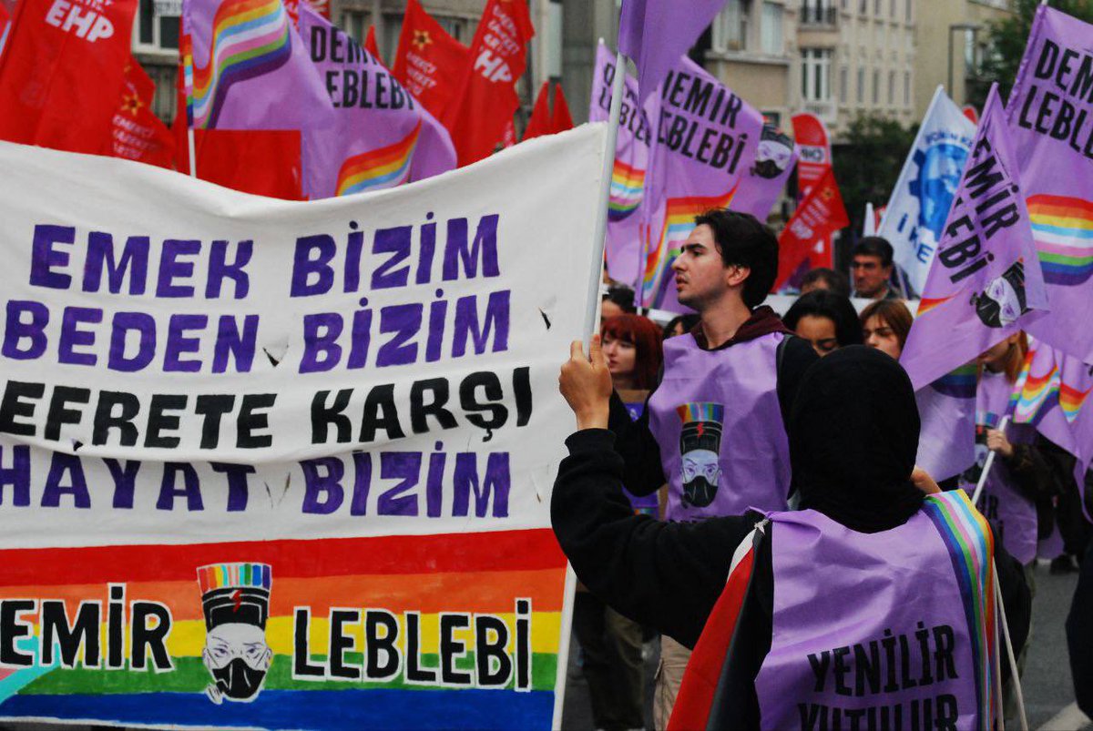 Bizi Arıyorsanız, Direnişin Olduğu Yerdeyiz!

Bizleri bulamayan emniyet belli ki çok kurulmuş. Yoldaşlarımızın evleri basılıyor, kapılar evde kimseyi bulamadıkları için zorla açılıyor. Ama boşuna uğraşıyorlar. Çünkü biz onların kontrol etmeye çalıştığı adreslerde değiliz. Biz,
