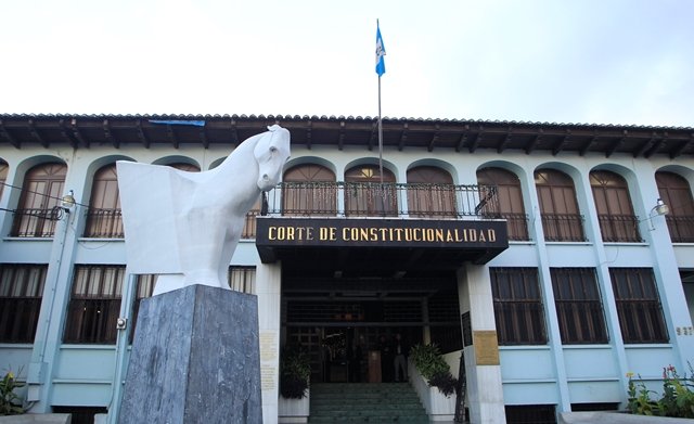Douglas Cuevas (@dcuevas_gtv) on Twitter photo La <a href="/CC_Guatemala/">CC Guatemala</a>, por mayoría, mantiene el pacto colectivo del sindicato de educación al no suspender provisionalmente algunos artículos impugnados por la PGN. La presidenta de la Corte, Leyla Lemus, estaba de acuerdo con la suspensión provisional. La <a href="/CC_Guatemala/">CC Guatemala</a>, por mayoría, mantiene el pacto colectivo del sindicato de educación al no suspender provisionalmente algunos artículos impugnados por la PGN. La presidenta de la Corte, Leyla Lemus, estaba de acuerdo con la suspensión provisional.