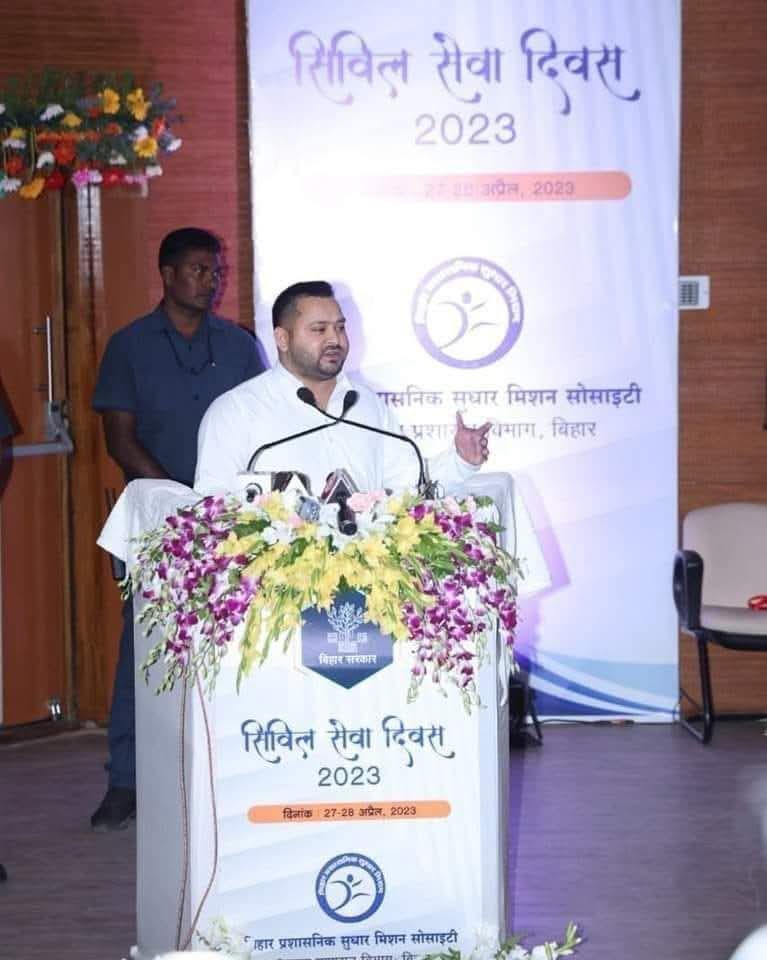 amitnum's tweet image. Look at the misfortune of Bihar, that a ninth fail &quot;leader&quot; is standing on &quot;Civil Services Day&quot; and giving advice to IAS and IPS !