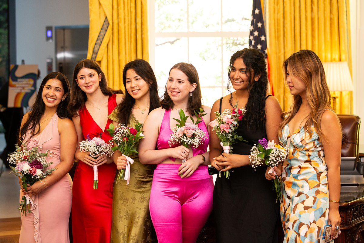 ICYMI check out these pictures from The People's House Party: 1970's Prom Night in celebration of <a href="/historymadebyus/">Made By Us</a> #CivicSeason! 🕺🪩🎵

📸: Connor McLaren for the White House Historical Association