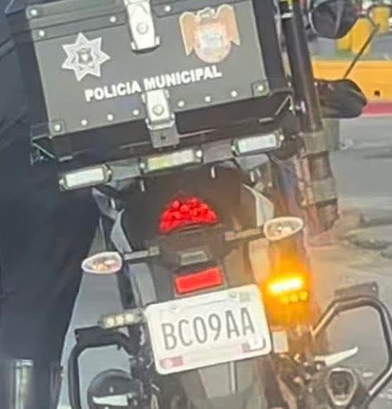 #Tijuana <a href="/SspcmTijuana/">SSPCM Tijuana</a> <a href="/ConsuladoUSATJ/">U.S. Consulate Tijuana</a> Reportan a un oficial de tránsito amenazando a un conductor con 🔫 en mano 😲, es correcto este actuar del oficial? Ustedes qué opinan? <a href="/Claudiashein/">Claudia Sheinbaum Pardo</a> <a href="/OHarfuch/">Omar H Garcia Harfuch</a> <a href="/FGRMexico/">FGR México</a>