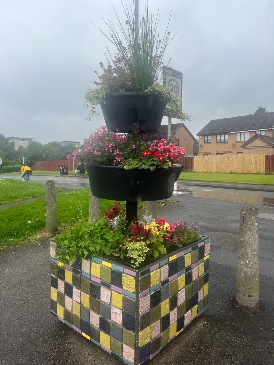 sharonfmather's tweet photo. Wow the tiles made by the people and pupils of Summerston are being installed, can you spot yours… @johnpaulacademy @PrimaryParkview @Caldercuilt @stblanesPC @scouts (4th Glasgow) @GBGlasgow (90th Glasgow) @glasgowlife (Bellcraig CC) @AbdulBostani2 @BobDorisSNP https://t.co/VJ6HsSbAek