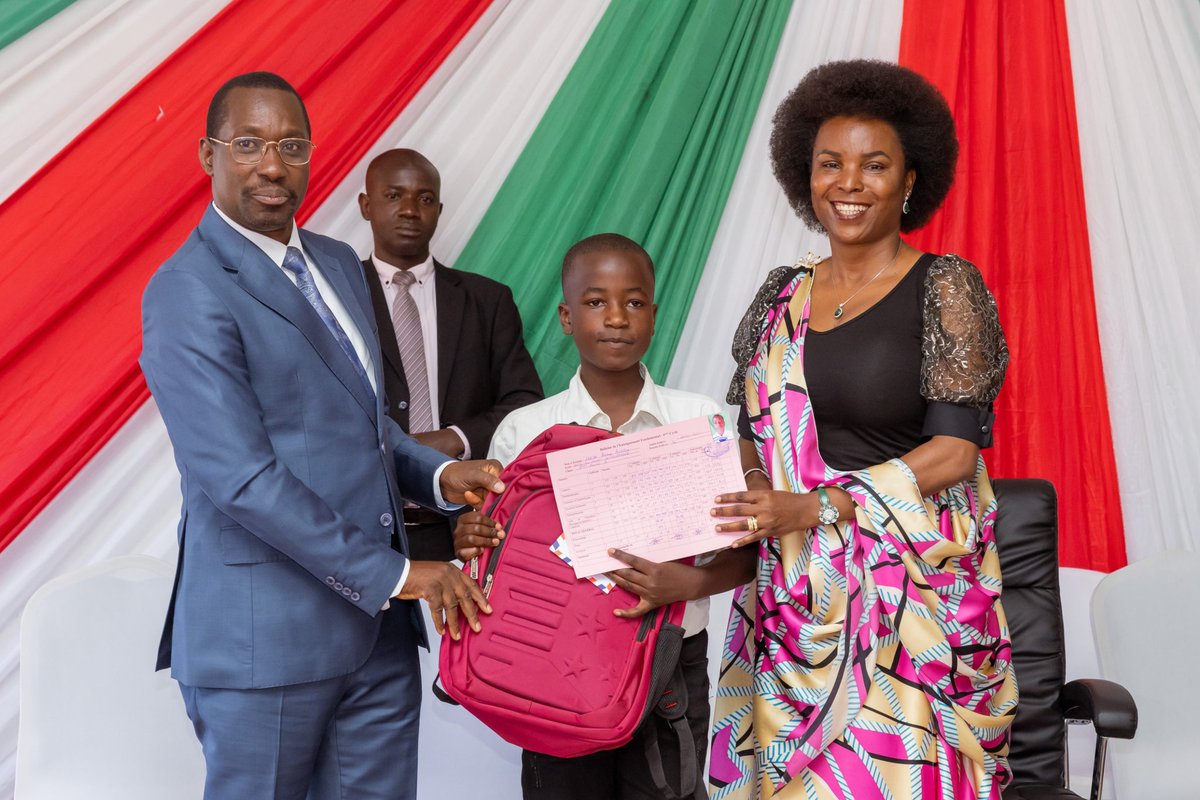 Bonne Action B.A Umugiraneza Foundation (@action_bonne) on Twitter photo SE <a href="/Burundi1stLady/">Angeline Ndayishimiye Ndayubaha</a> a récompensé les premiers élèves pour les encourager et inspirer les autres à viser l'excellence. Elle a souligné que l'école Socle du Savoir doit devenir une institution d'excellence, de renommée internationale, formant des élèves au plus haut niveau. SE <a href="/Burundi1stLady/">Angeline Ndayishimiye Ndayubaha</a> a récompensé les premiers élèves pour les encourager et inspirer les autres à viser l'excellence. Elle a souligné que l'école Socle du Savoir doit devenir une institution d'excellence, de renommée internationale, formant des élèves au plus haut niveau.