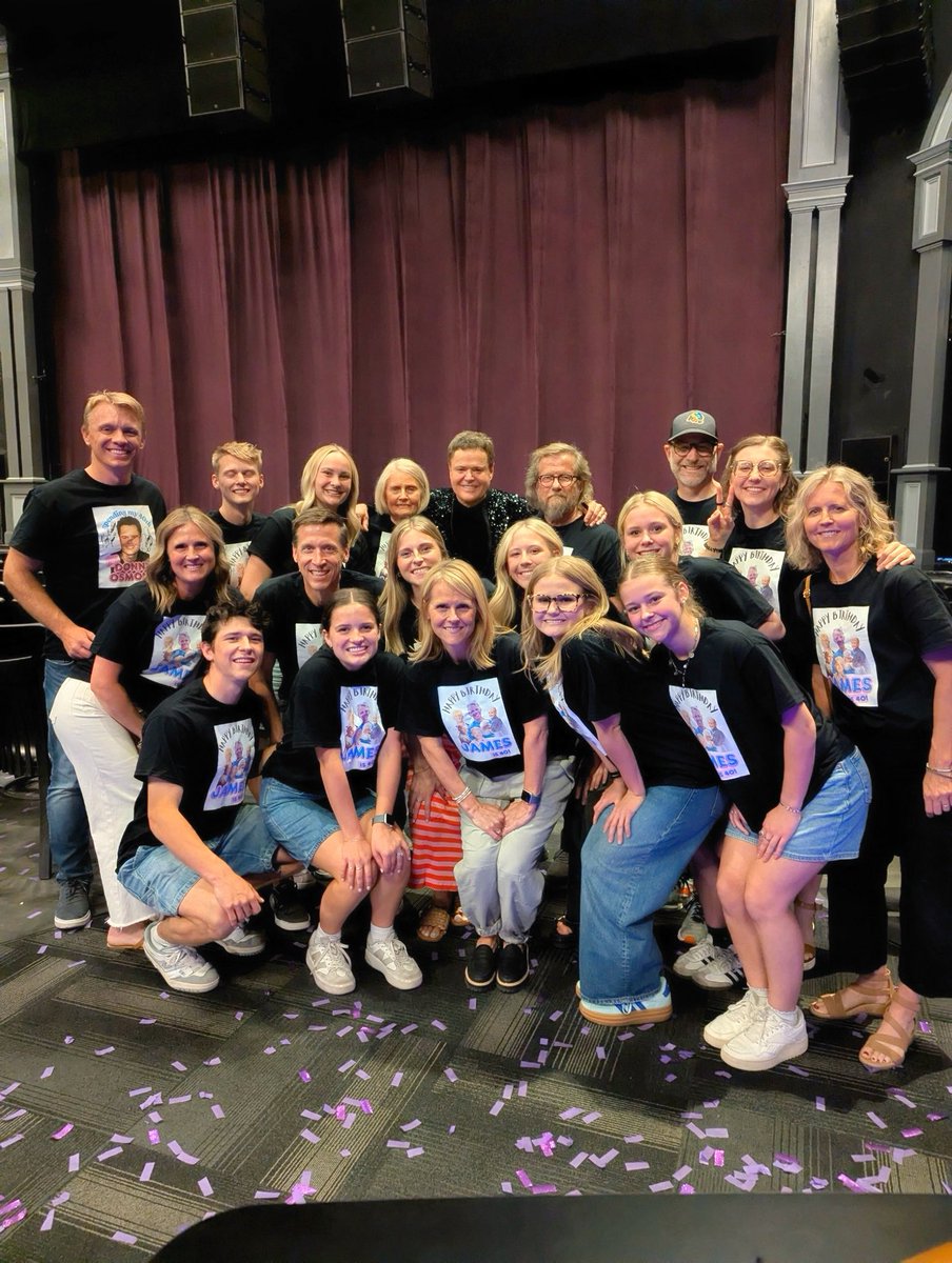 donnyosmond's tweet image. I love love love that the Curtis family from Utah came all the way out to my show. I know that commute very well haha! Love seeing all the photos come out from the spring’s leg of shows.
#HarrahsLasVegas #DonnyOsmond