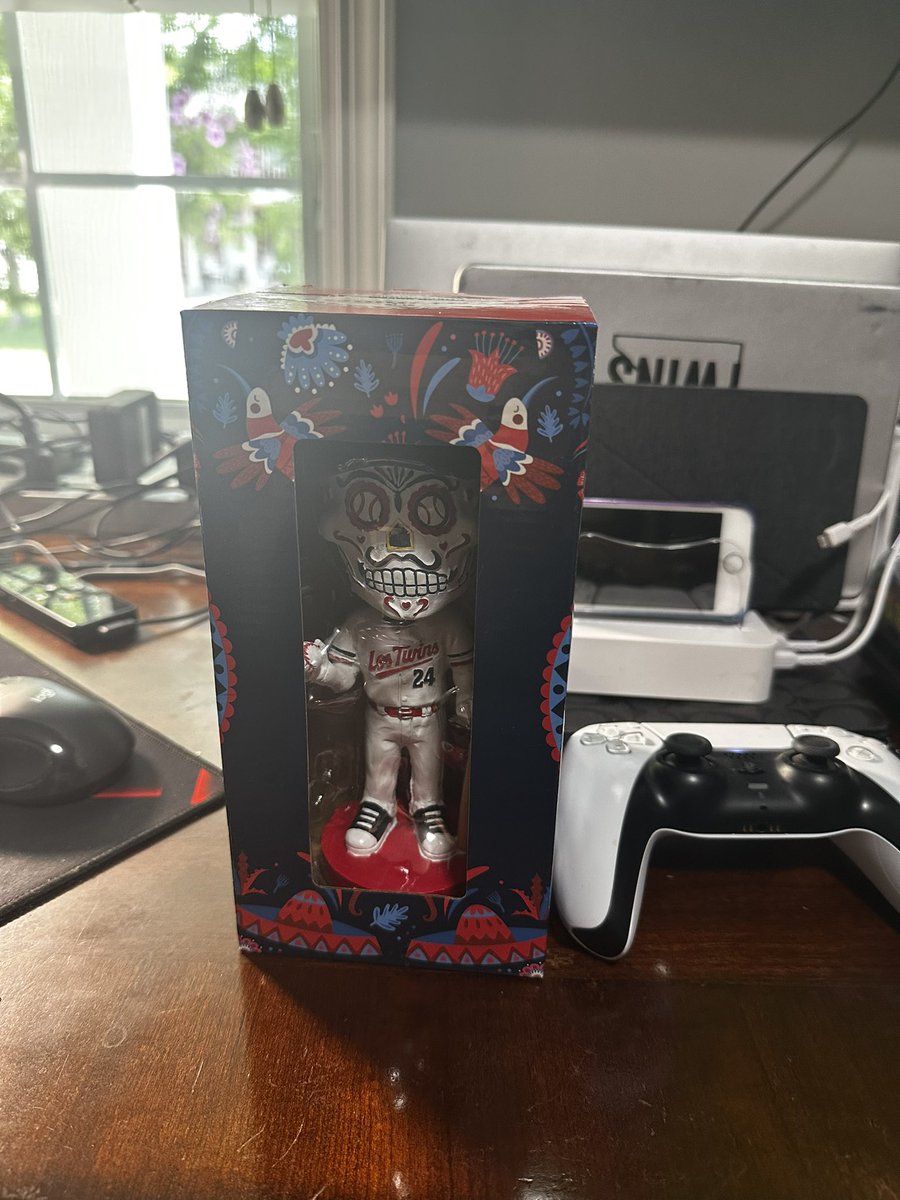 Haven’t done one of these in a while:

Giving away a Los Twins Sugar Skull bobblehead 

To be eligible:
1. Like and RT this post 
2. Make sure you’re following me 
3. Tag a friend