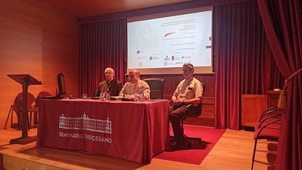 Hoxe clausuráronse as XLIII Xornadas de Patrimonio Cultural da Igrexa, celebradas en Lugo dende o pasado luns.
O participantes visitaron o noso museo, acompañados polo director, na xornada inaugural.
Foi un honor ensinar o museo nestas xornadas.
👏👏👏