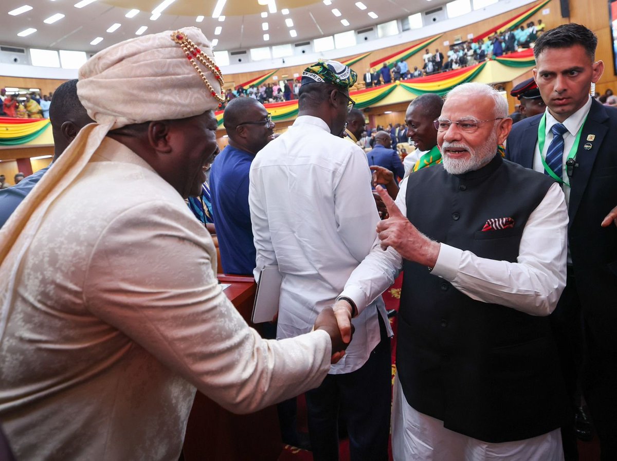 ModiUpdateHQ's tweet photo. Prime Minister @narendramodi met Ghanaian MPs who had come in Indian attire to hear his speech.   

PM Modi addressed the Parliament of the Republic of Ghana today.
#PMModiInGhana https://t.co/wyHcVT9rb2