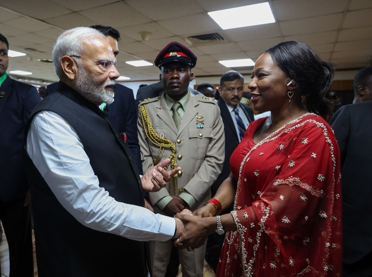 ModiUpdateHQ's tweet photo. Prime Minister @narendramodi met Ghanaian MPs who had come in Indian attire to hear his speech.   

PM Modi addressed the Parliament of the Republic of Ghana today.
#PMModiInGhana https://t.co/wyHcVT9rb2