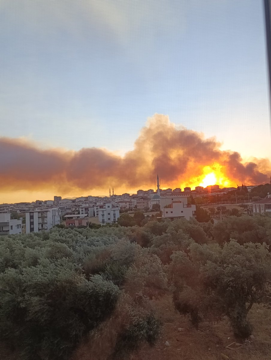 Merve_35_35's tweet photo. Evimizin penceresinden çarezizce izlemek ne acı😭😭( İzmir Gaziemir) https://t.co/hUomTpvo0Y